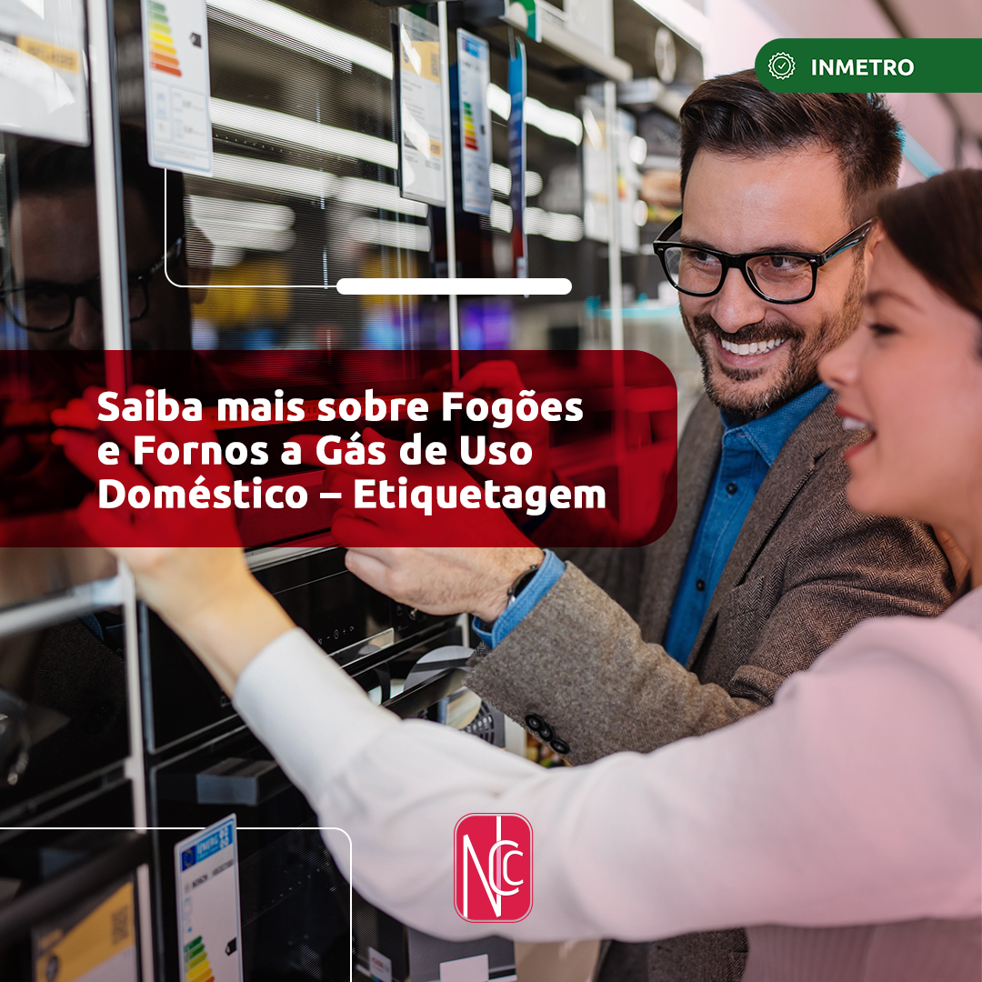 Pessoas avaliando fogões com o texto "Saiba mais sobre fogões e fornos a gás de uso doméstico - Etiquetagem"